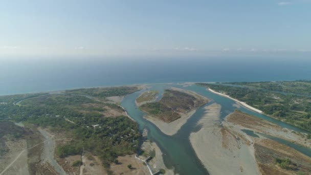 Río que desemboca en el mar . — Vídeos de Stock