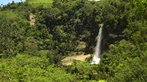 Wunderschöner tropischer Wasserfall. philippinische Bohol-Insel. — Stockvideo