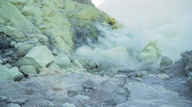 Nerede kükürt mayınlı volkanik krater.