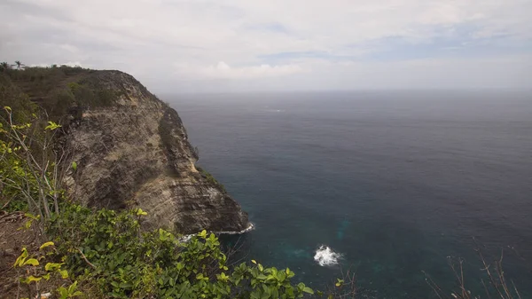 Sziklák, tenger és hullámok Nusa Penida, Bali, Indonézia — Stock Fotó