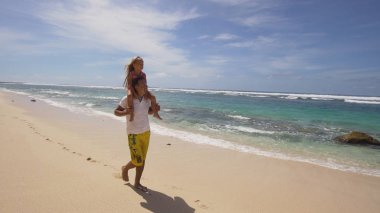 Peder kızı çocuk sahilde ile.