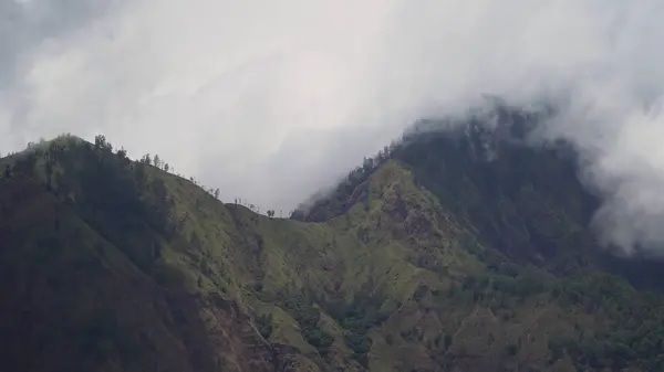 Berge in den Wolken. bali, indonesien. — Stockfoto