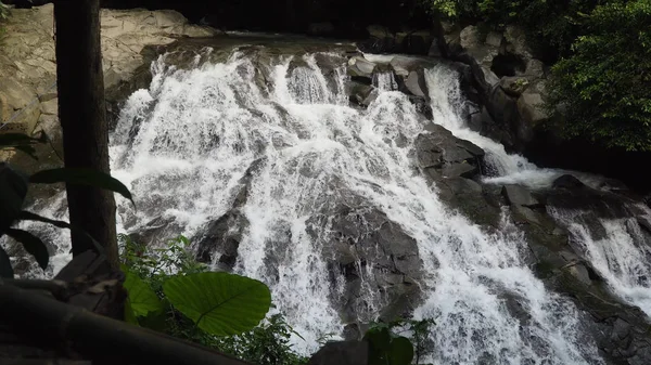 Prachtige tropische waterval. Bali, Indonesië. — Stockfoto