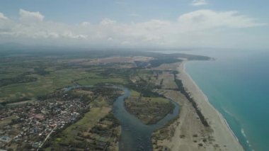 Plajlı deniz manzarası. Filipinler, Luzon