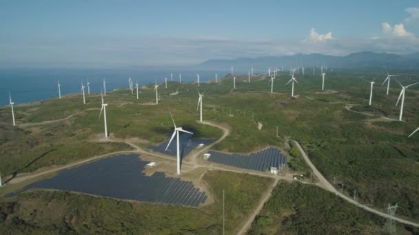 Solar Farm s větrnými mlýny. Filipíny, Luzon — Stock video