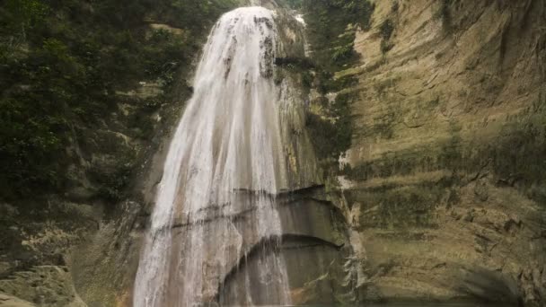 Bella cascata tropicale. Filippine Isola di Cebu . — Video Stock