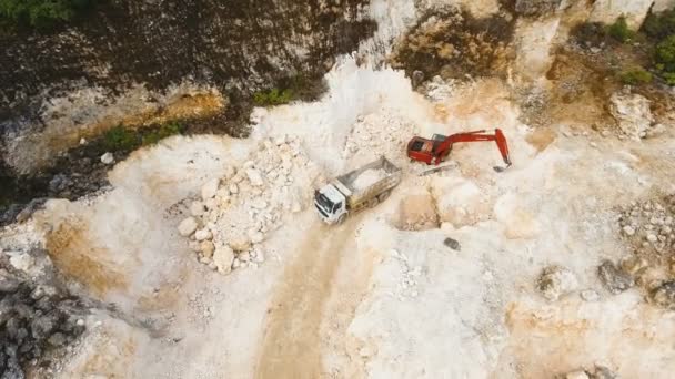 挖掘机装载卡车在采石场。菲律宾，锡亚高. — 图库视频影像