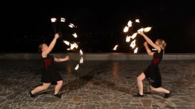 Geceleyin ateş gösterisi.