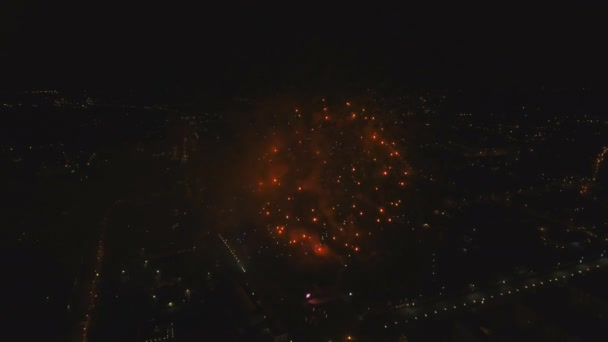 Fogos de artifício no céu noturno — Vídeo de Stock