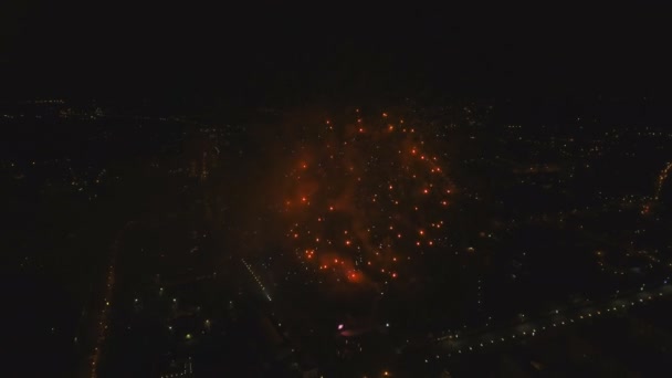 Vuurwerk aan de nachtelijke hemel — Stockvideo