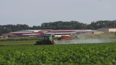 Traktör gübre tarlası püskürtüyor..