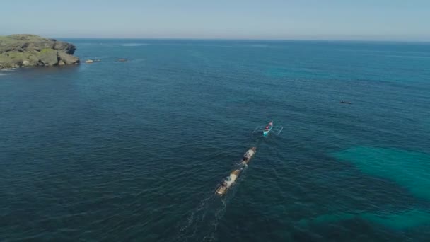 海、フィリピン、ルソン島の漁船. — ストック動画