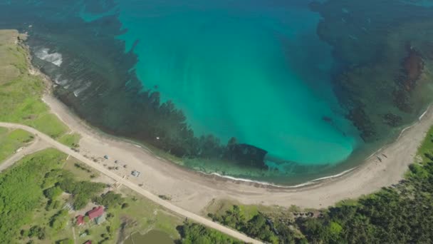 Paisaje marino con playa y mar. Filipinas, Luzón. — Vídeo de stock