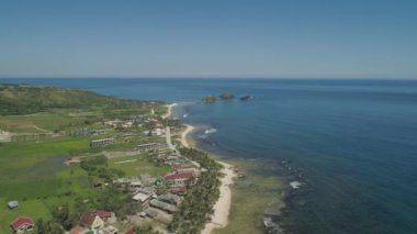 Plaj ve deniz manzaralı bir deniz manzarası. Filipinler, Luzon.