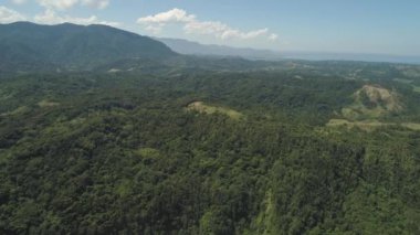 Dağ ve deniz manzara görünümünü.