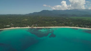 Plaj ve deniz manzaralı bir deniz manzarası. Filipinler, Luzon.