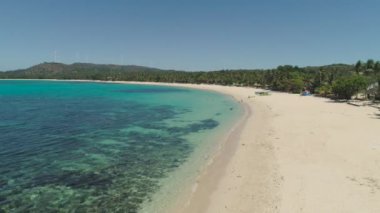 Plaj ve deniz manzaralı bir deniz manzarası. Filipinler, Luzon.