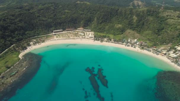 해변 과바다를 배경으로 한 물방개. 필리핀, 루손섬. — 비디오