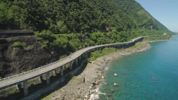 Autopista en el viaducto junto al mar. Filipinas, Luzón — Vídeo de stock