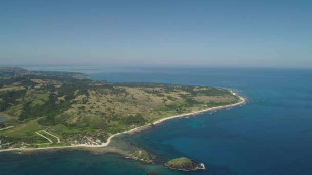 Paisaje marino con playa y mar. Filipinas, Luzón. — Vídeo de stock