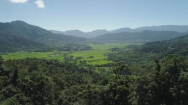 Filipinler 'de tarım arazileri olan dağ vadisi