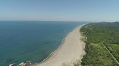 Plaj ve deniz manzaralı bir deniz manzarası. Filipinler, Luzon.