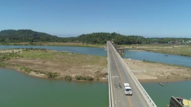 Köprü nehrin üzerinde.