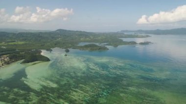 Plaj ve deniz manzaralı bir deniz manzarası. Filipinler, Luzon.