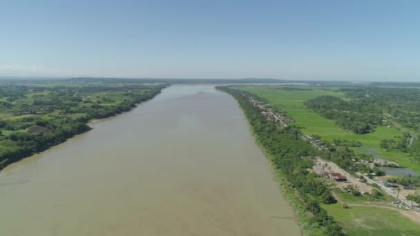 Rivière dans les terres agricoles. Philippines, Luçon 