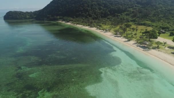 Paisaje marino con playa y mar. Filipinas, Luzón. — Vídeo de stock