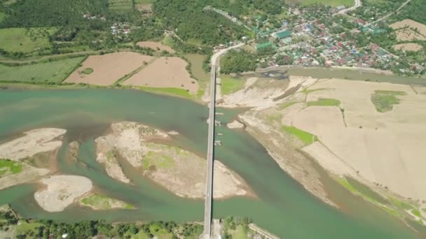 강을 가로지르는 다리. — 비디오