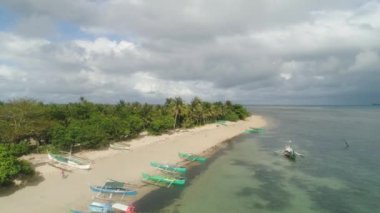 Plaj ve deniz manzaralı bir deniz manzarası. Filipinler, Luzon.