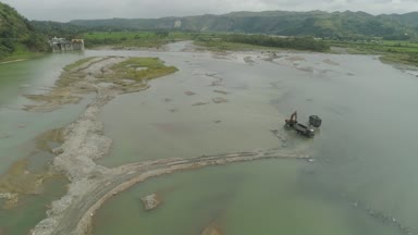 Temizlik ve Nehri üzerinde bir tarak tarafından derinleştirilmesi. Filipinler, Luzon