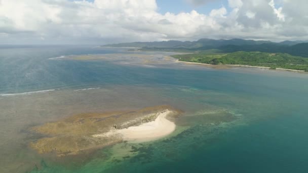 Île de sable dans la mer.Philippines . — Video