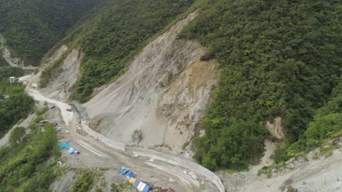 İnşaat bir dağ yolda. Filipinler, Luzon.
