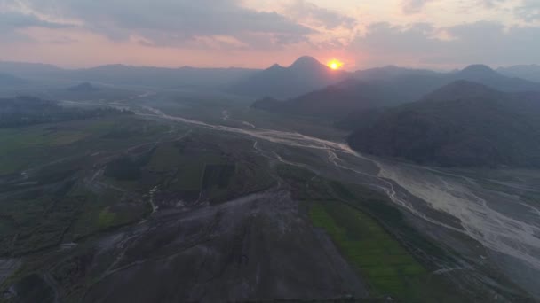 Paisagem montanhosa ao pôr do sol. Pinatubo, Filipinas. — Vídeo de Stock