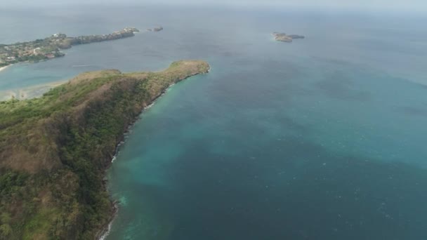 Przylądek morski z plażą i morzem. Filipiny, Luzon — Wideo stockowe