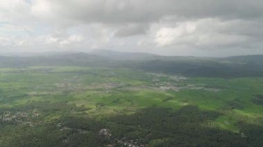 Filipinler 'de tarım arazileri olan dağ vadisi