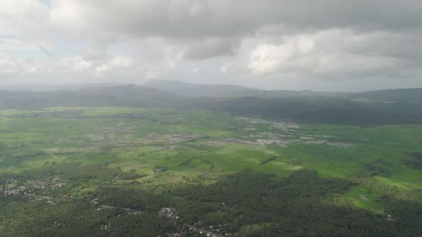 Горная долина с сельхозугодиями в Филиппинах — стоковое видео
