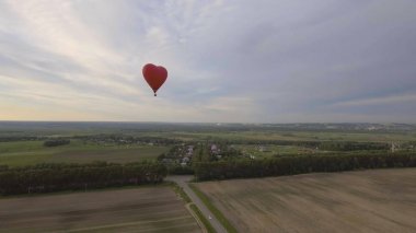 Sıcak hava balonu gökyüzünde.