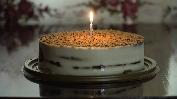 Праздничный торт со свечой. — стоковое фото