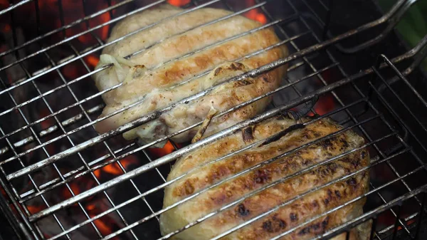 Grillfleisch auf dem flammenden Grill — Stockfoto