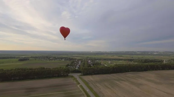 Globo de aire caliente en el cielo. — Foto de Stock