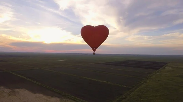 Heißluftballon am Himmel. — Stockfoto