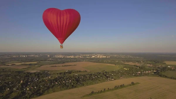 Globo de aire caliente en el cielo. — Foto de Stock