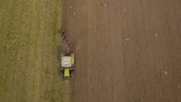 Tractor arando un campo.Vídeo aéreo. — Foto de Stock