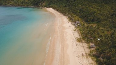 Hava güzel bir plaj tropikal bir adada görüntüleyin. Filipinler, El Nido.
