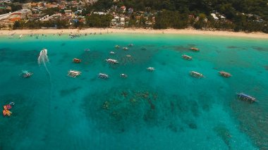 Tropikal adada hava manzaralı güzel bir plaj. Filipinler Boracay Adası.