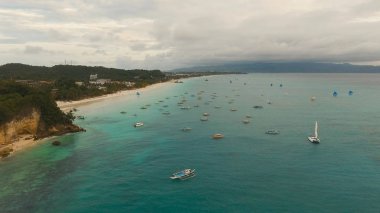 Tropikal adada hava manzaralı güzel bir plaj. Filipinler Boracay Adası.