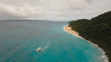 Tropikal adada hava manzaralı güzel bir plaj. Filipinler Boracay Adası.